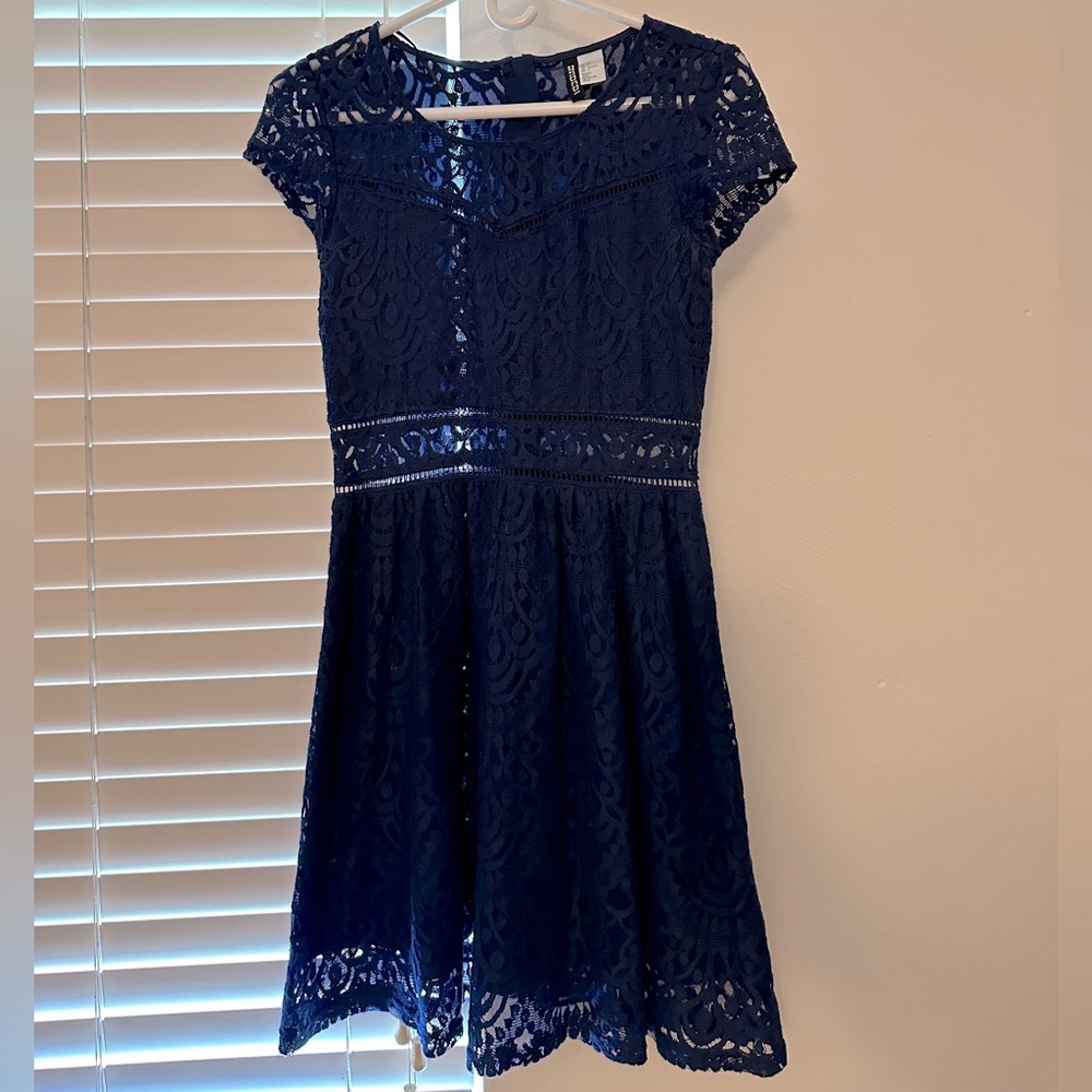 Divided lace navy blue dress.